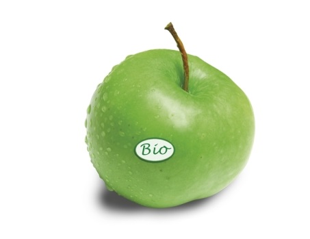 Green organic apple with a label that says 'Organic' on a white background.